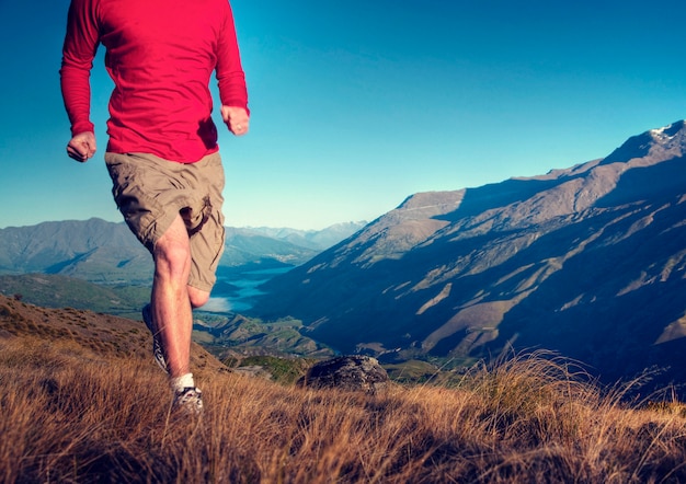 Conceito movimentando-se do bem-estar do exercício das montanhas do homem