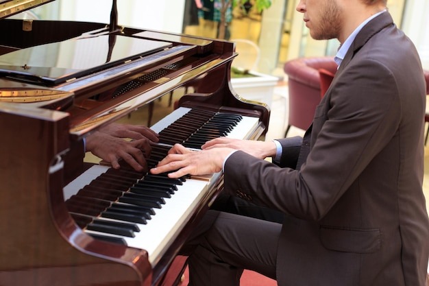 Conceito musical o pianista toca piano