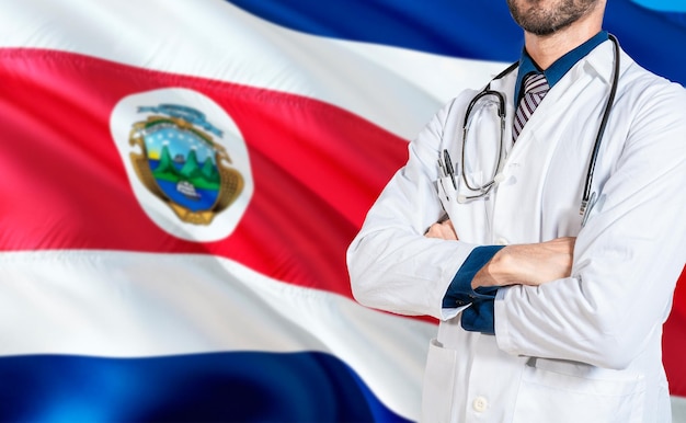 Conceito nacional de saúde da Costa Rica Médico com braços cruzados na bandeira da Costa Rica Saúde e cuidados com a bandeira da Costa Rica
