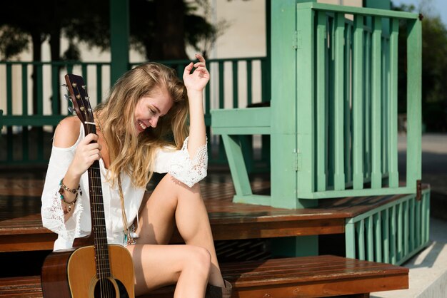 Conceito ocasional do lazer do instrumento do abrandamento da menina da guitarra