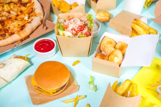 Conceito on-line de pedidos de comida de fastfood de entrega.