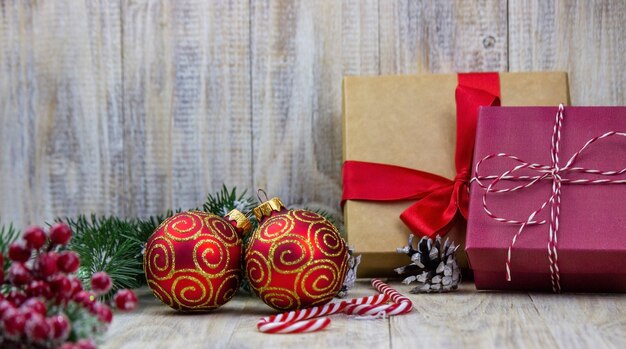 conceito, presentes de brinquedos de ano novo em fundo de madeira de Natal. Foco seletivo