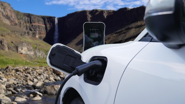 Foto conceito progressivo de sustentabilidade energética por carro ev na cachoeira