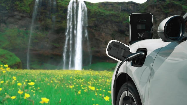 Conceito progressivo de sustentabilidade energética por carro EV na cachoeira