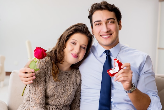 Conceito romântico com homem fazendo proposta de casamento