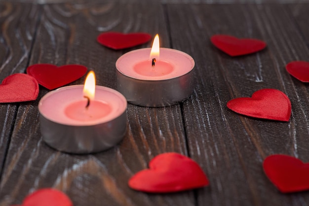 Conceito romântico com vela e corações em um fundo de madeira São Valentim