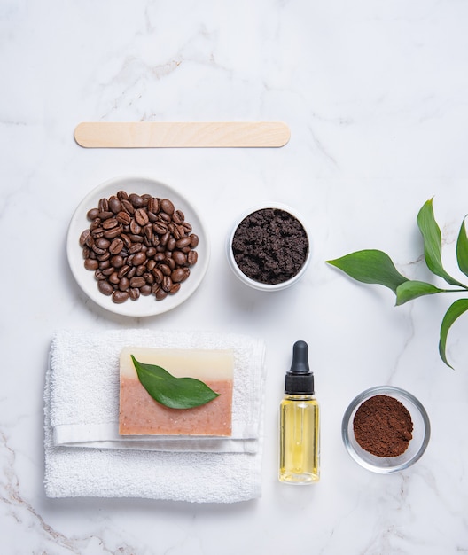 Conceito spa flat lay com esfoliação corporal natural com café, azeite e sabonete. cuidados com a pele do corpo. vista superior e espaço de cópia