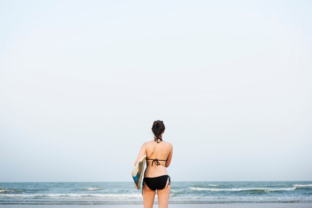 Conceito surfando das férias das férias de verão da praia da mulher