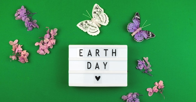 Conceito verde do dia da terra com letras em uma foto de fundo do mundo eco friendly lightbox