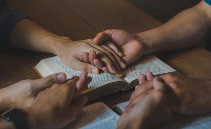 Foto conceitos de estudo bíblico cristão grupo de cristãos lêem e estudam a bíblia juntos em casa