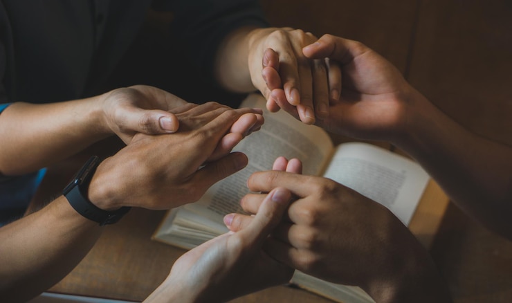 Foto conceitos de estudo bíblico cristão grupo de cristãos ler e estudar a bíblia juntos em uma casa
