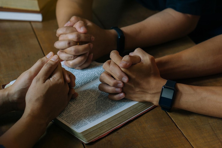 Foto conceitos de estudo bíblico cristão grupo de cristãos ler e estudar a bíblia juntos em uma casa