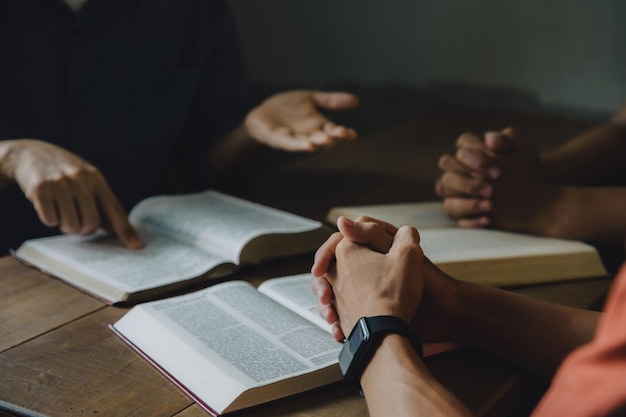 Foto conceitos de estudo bíblico cristão grupos de amigos cristãos leem um