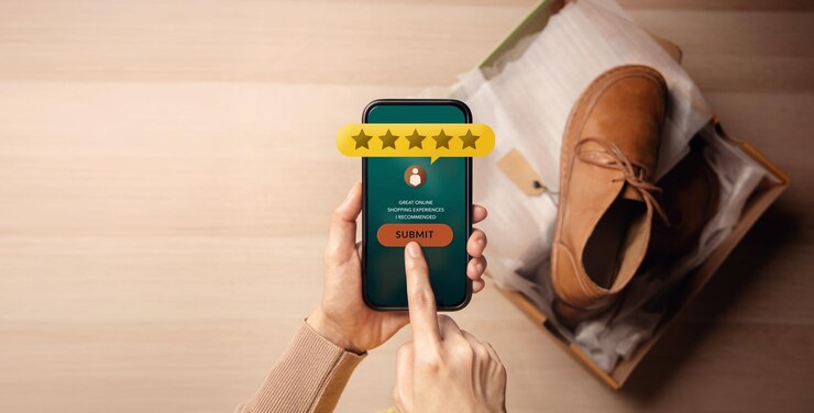 Foto conceitos de experiências do cliente. cliente feliz desembale e avalie sua satisfação por meio do aplicativo de pesquisa de compras on-line. feedback positivo no celular