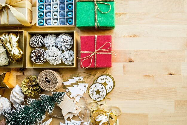 Conceitos de feliz natal com presente de caixa de presente e elemento de ornamento em madeira