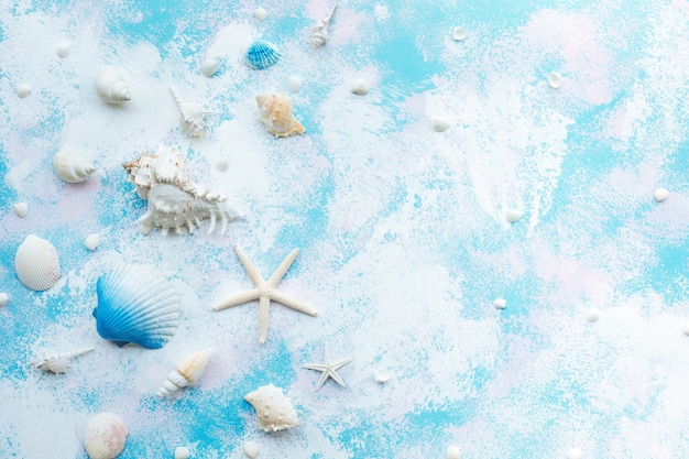 Foto conceitos de férias de verão com estrela do mar concha e decoração de praia em estilo abstrato de fundo. ângulo de vista superior.