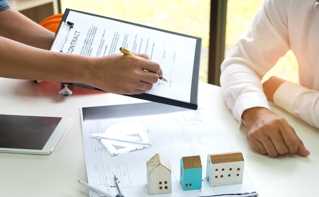 Conceitos de negócio em casa, corretores de vendas em casa assinam contratos para assinar clientes.