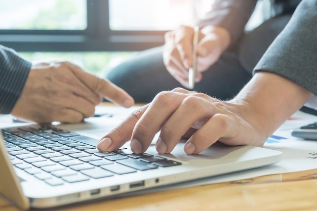 Conceitos de negócios, dois homens usam laptop analisar o trabalho