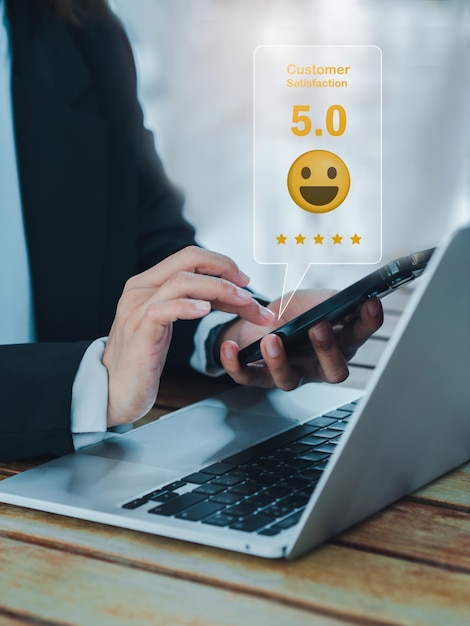 Foto conceitos de pesquisa de feedback de satisfação de revisão do cliente o usuário atribui classificação de 5 estrelas com ícone de rosto sorridente para classificação de negócios de experiência de serviço no aplicativo on-line por telefone celular inteligente