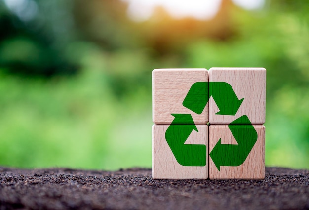 Conceitos de redução de resíduos poluição reutilização uso eficiente de recursos Sinal de proteção ambiental por reciclagem em blocos circulares de madeira no fundo da natureza