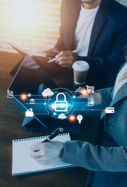 Conceitos de segurança cibernética e privacidade para proteger dados Ícone de bloqueio e tecnologia de segurança de rede de internet Empresário protegendo dados pessoais em telefone inteligente com interfaces de tela virtual