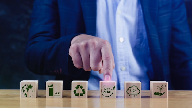 Foto conceitos net zero e neutral de carbono meta de emissões de gases de efeito estufa net zero estratégia longa neutra para o clima cubos de madeira com ícone netzero