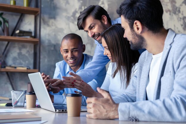 Concentración total en el trabajo Equipo corporativo compañeros de trabajo que trabajan en una oficina moderna