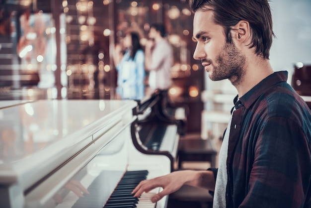 Concentrado joven toca el piano