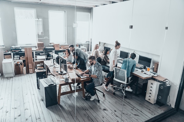 concentrado no trabalho. Reunião da equipe de negócios no escritório