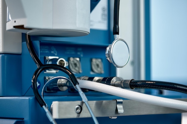 El concentrador de oxígeno médico está listo para usar frente a la sala de emergencias del hospital Dispositivo médico Cilindro de oxígeno portátil individual para poner gas a pacientes con trastornos respiratorios