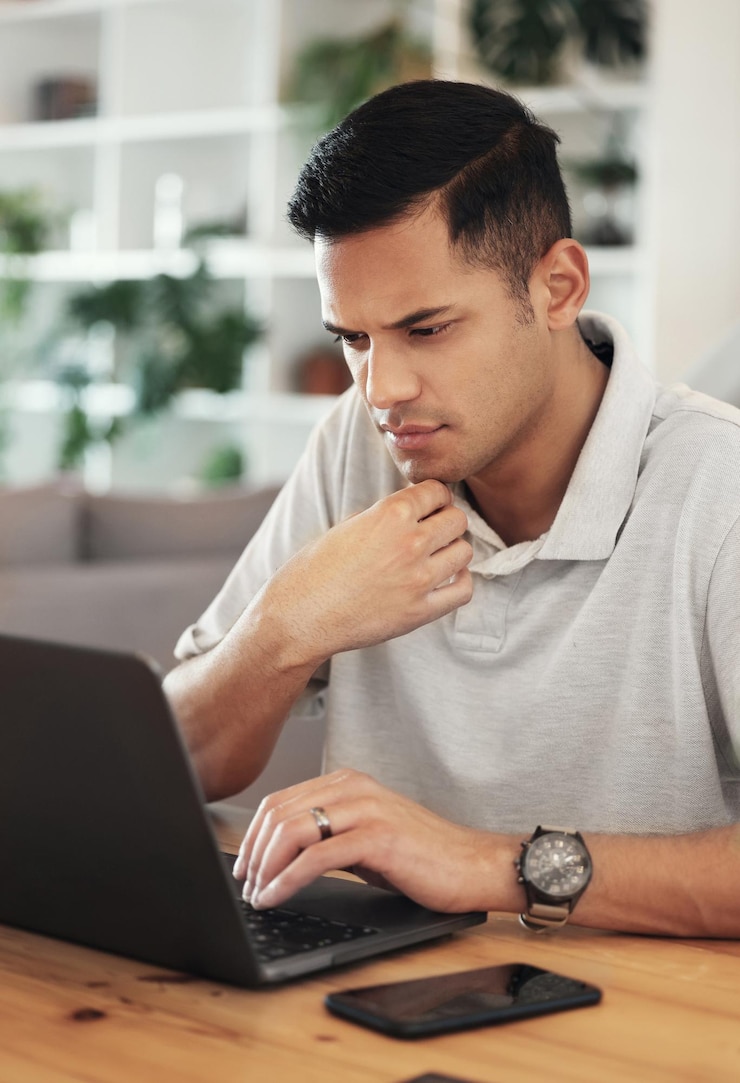 Foto concentrando el pensamiento y la computadora portátil con el hombre de negocios para la planificación independiente y la investigación del sitio web correo electrónico de estrategia e idea con un trabajador remoto en la oficina en casa para diseñar internet y tecnología