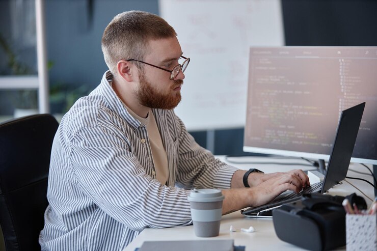 Foto concentrarse en la codificación en el escritorio de la oficina en el espacio de trabajo moderno
