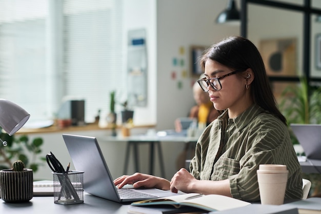 Concentrarse en el trabajo en el espacio de trabajo de la oficina moderna