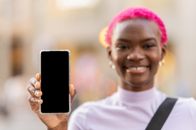 Concentre-se na tela do celular realizada por uma mulher africana