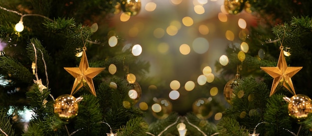 Concentre-se nas luzes das estrelas e no bokeh da árvore de Natal perto da lareira de Natal