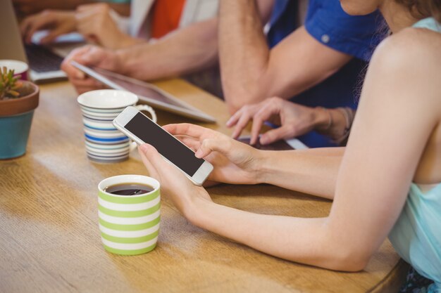 Concentre-se nas mãos com smartphone