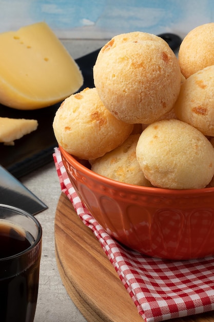 Concentre-se no pão de queijo ou pão de queijo em tigela de laranja