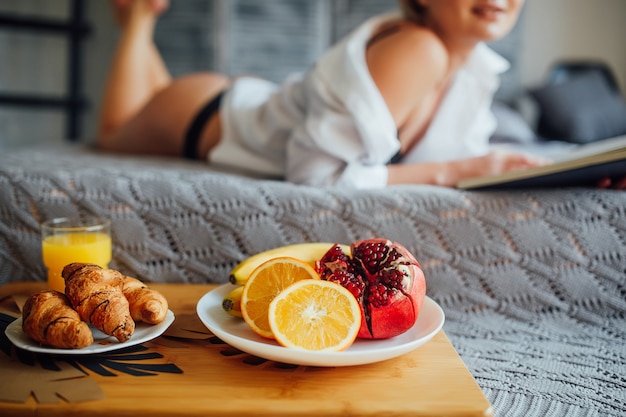 Concéntrese en el desayuno de lujo en un hotel muy bueno. ¡Mañana en el hotel!