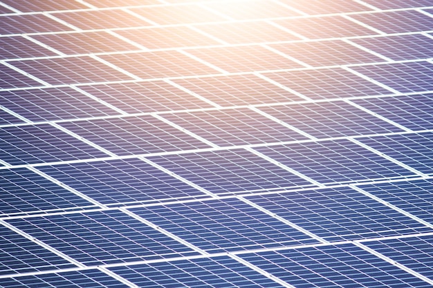 Concéntrese en el frente de paneles solares fotovoltaicos dispuestos. Energía renovable