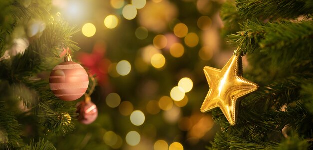 Foto concéntrese en las luces de las estrellas del árbol de navidad y el bokeh cerca de la chimenea de navidad