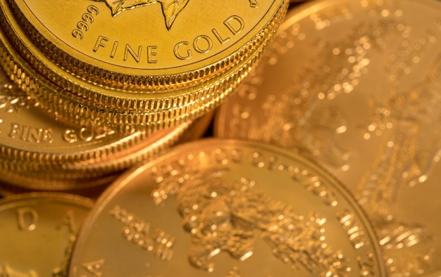 Concéntrese en la palabra Oro fino utilizando la emisión del Tesoro de EE. UU. Águila dorada Moneda de oro puro de una onza