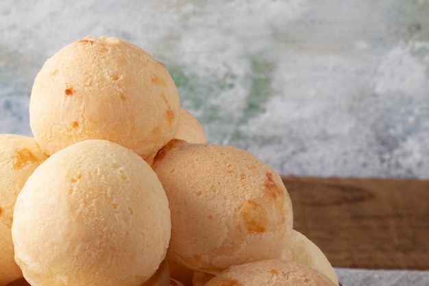 Concéntrese en el pan de queso típico snack pao de queijo