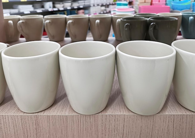 Concéntrese en el primer plano de muchas tazas de cerámica que se exhiben a la venta en el mercado al aire libre