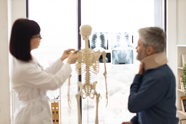 Concéntrese en las radiografías en el consultorio con el médico consultando al paciente