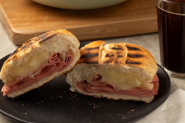 Foto concéntrese en el tradicional pan tostado brasileño relleno de mortadela y queso