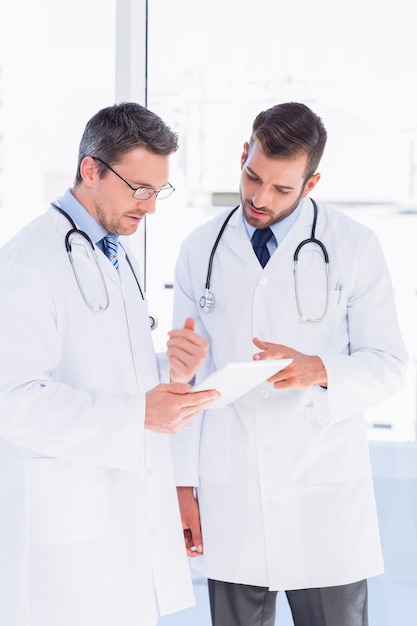 Concentrou dois médicos do sexo masculino usando um tablet digital