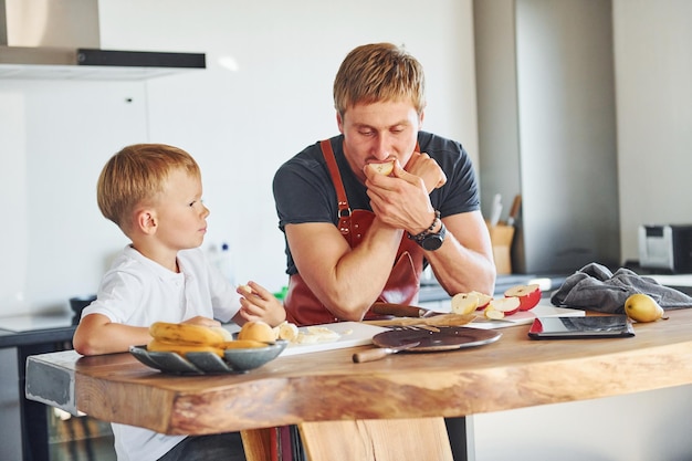 Concepção de culinário Pai e filho estão dentro de casa juntos