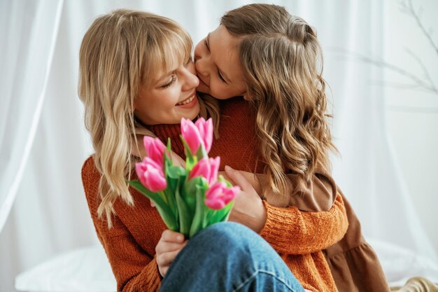 Concepción de cuidado Celebración del día de la madre con regalo Madre con hija en casa