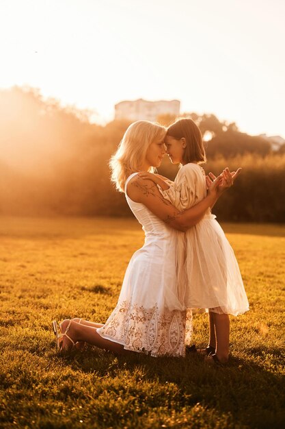 Foto concepción lateral del amor y el cuidado una mujer con su hija está en el campo de verano