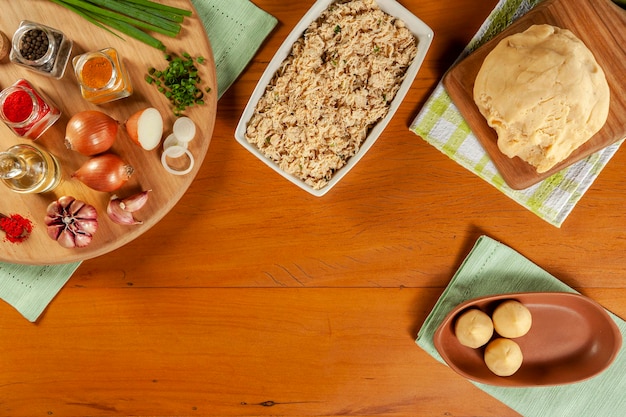 Foto concepción de preparar bocadillos brasileños croqueta de pollo coxinha de frango vista superior